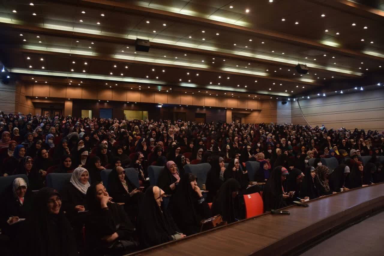 ایران در انتظار آیندهای روشن با حضور جوانان / حمایت هوشمندانه، شرط فتح قلهها است