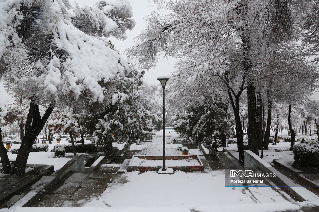 بارش برف در آخرین روزهای زمستان در شهرکرد+ فیلم