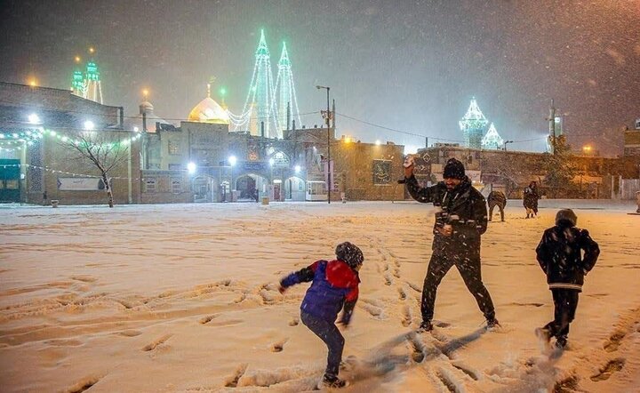 تلاش شهرداری قم برای حفظ امنیت شهروندان هنگام بارش برف
