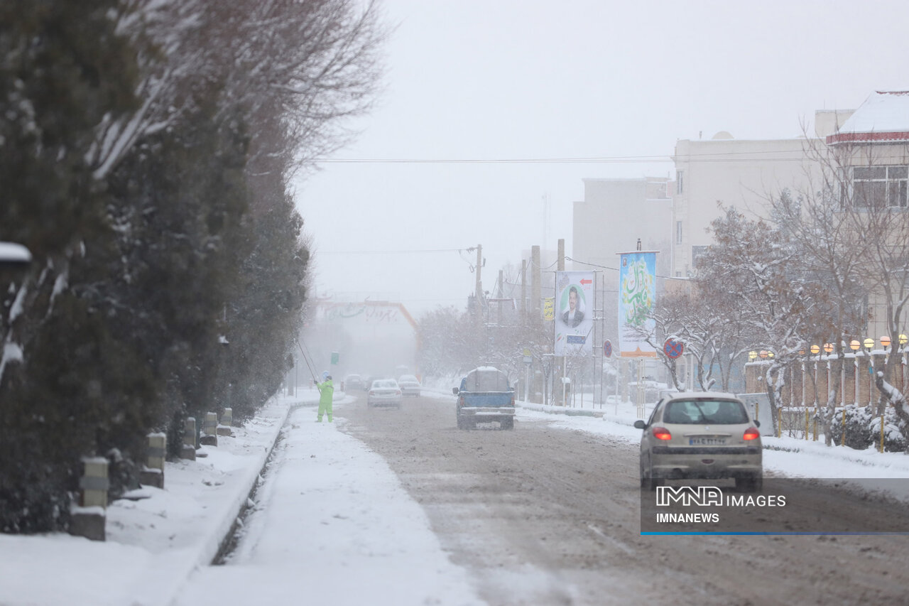 بارش برف و باران در جاده‌های کشور ادامه دارد / جاده چالوس سه روز مسدود می‌شود