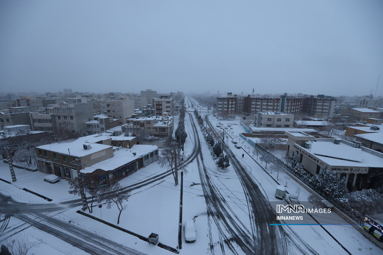 بارش برف و باران در جادههای کشور ادامه دارد / جاده چالوس سه روز مسدود میشود