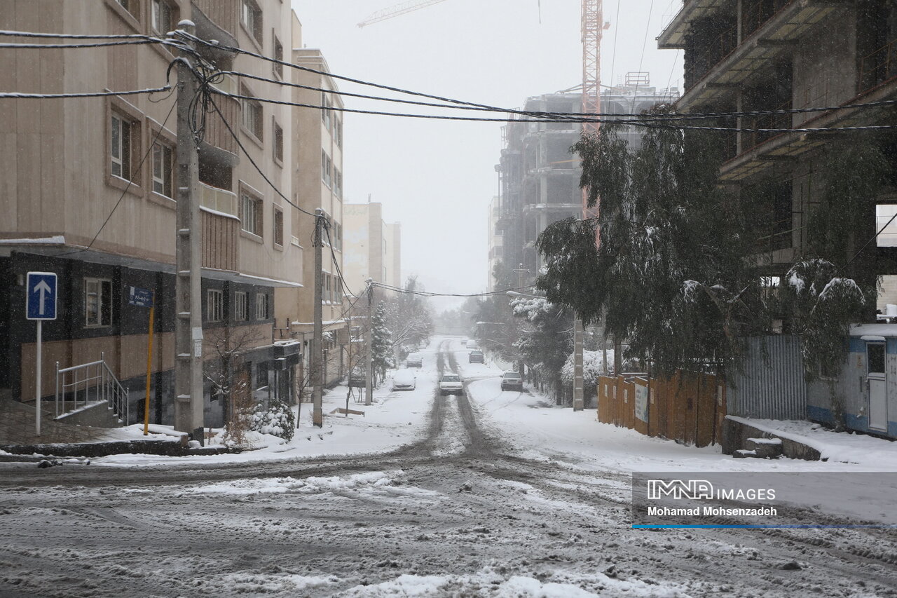 آخرین وضعیت جادههای کشور؛ امروز سهشنبه ۸ اسفند / بارش برف و باران در آزادراه قزوین - رشت