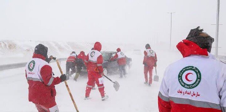 امدادرسانی به ۷۰۰ مسافر گرفتار در برف در استان مرکزی