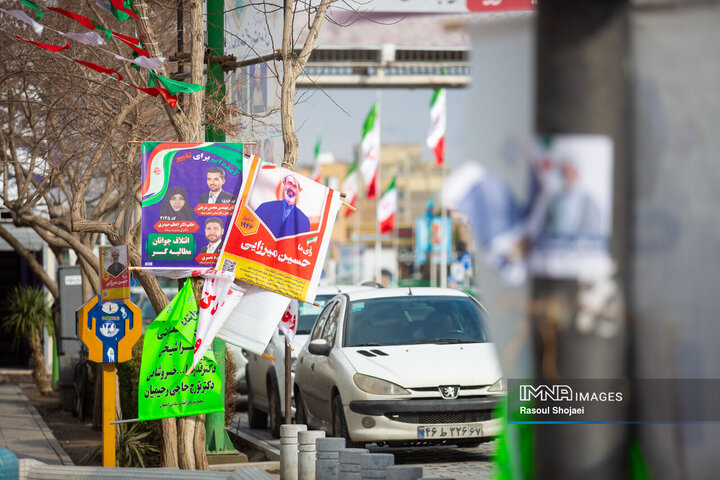 پاکسازی تبلیغات شهر اصفهان پس از پایان ساعت رسمی انتخابات
