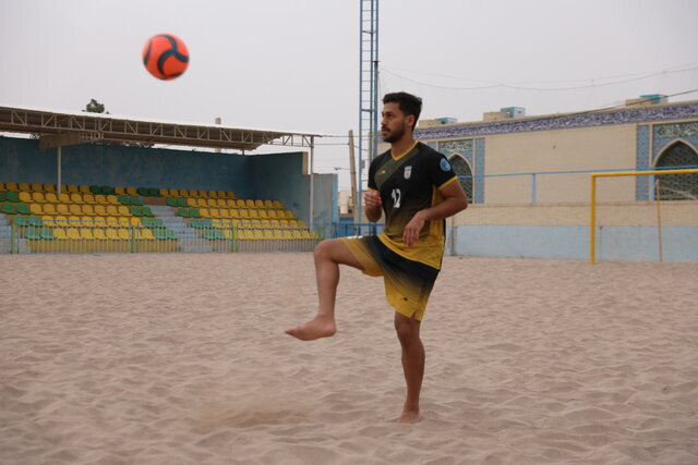 فوتبال ساحلی ورزش اول استان یزد شده است / ماسه استاندارد برای زمین ساحلی نداریم