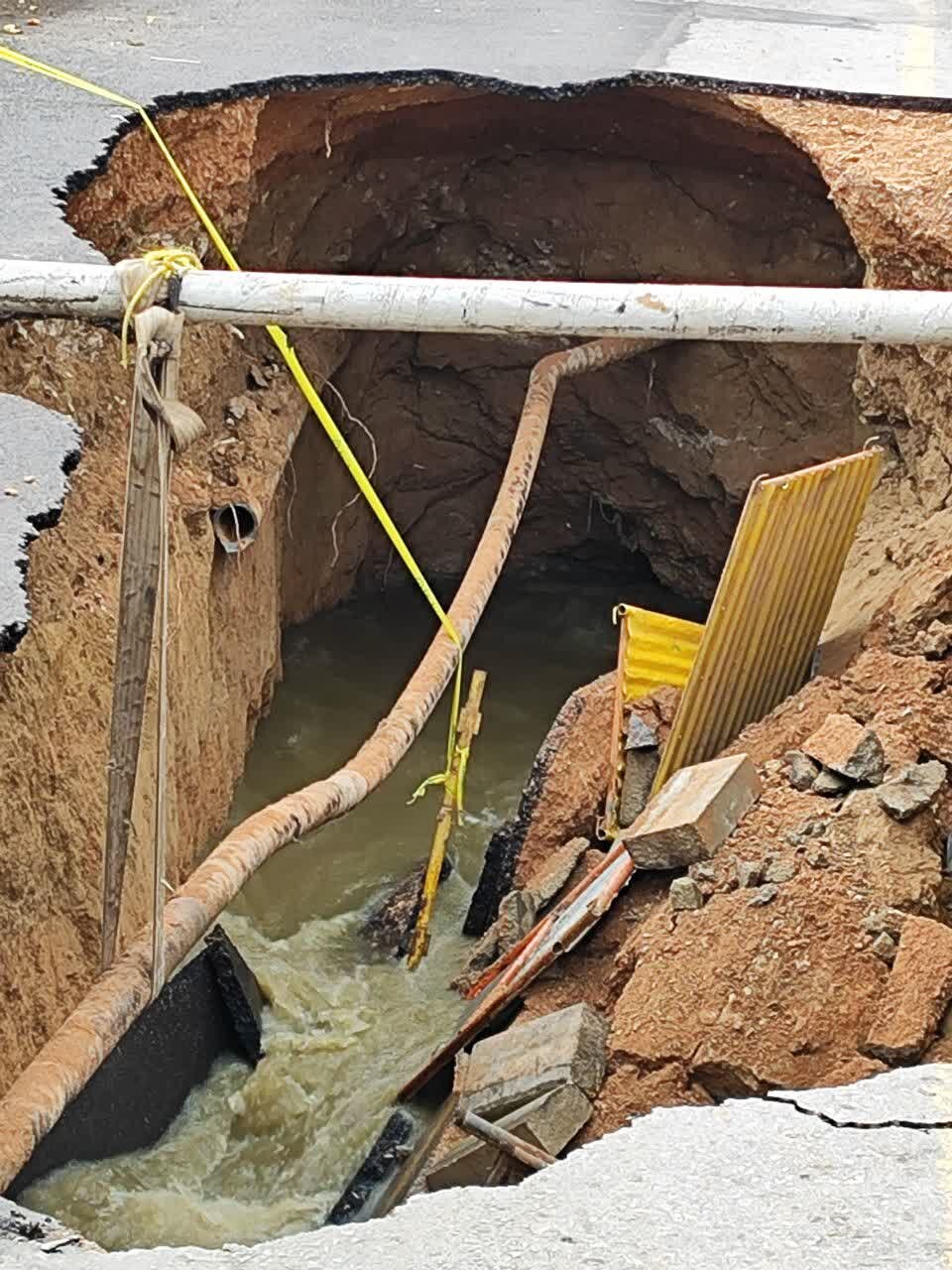 نشست چندباره زمین در خیابان شهیدان کاظمی + عکس