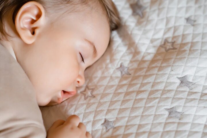 مقدار طبیعی خواب نوزاد چقدر است؟ + نکاتی برای بهتر شدن کیفیت خواب نوزاد