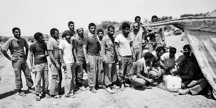 روایتی از صندوقهای رای زیر آتش خمپاره / اسلحه در یک دست و برگه رای در دستی دیگر