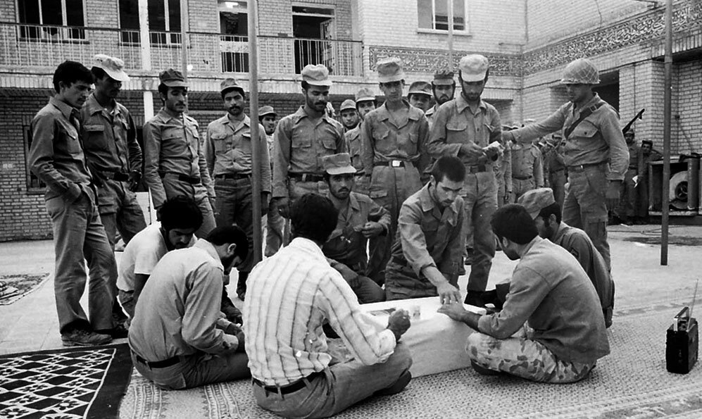 روایتی از صندوقهای رای زیر آتش خمپاره / اسلحه در یک دست و برگه رای در دستی دیگر