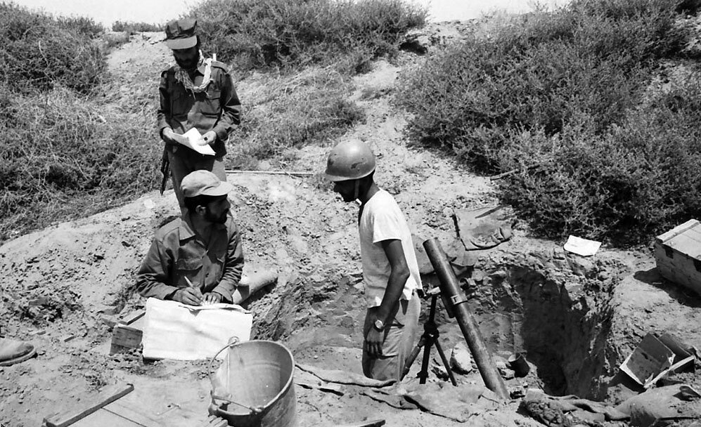 روایتی از صندوقهای رای زیر آتش خمپاره / اسلحه در یک دست و برگه رای در دستی دیگر