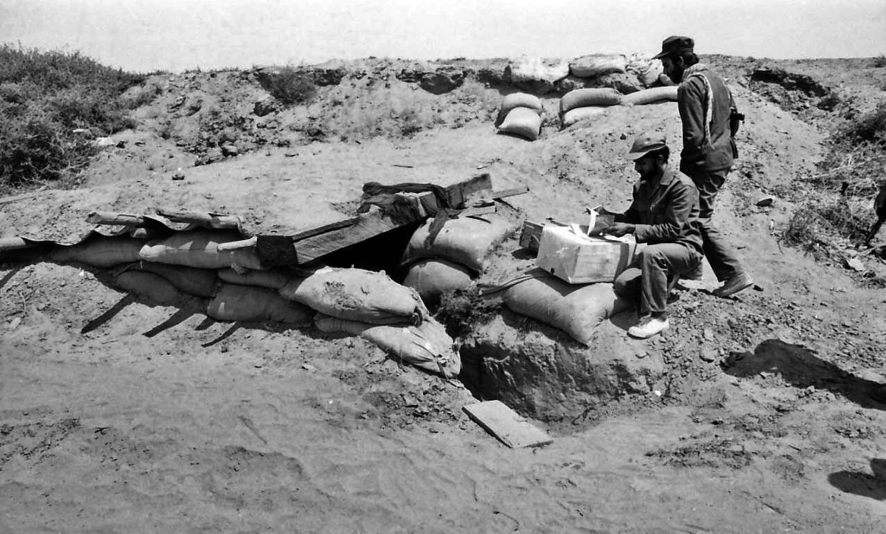 روایتی از صندوقهای رای زیر آتش خمپاره / اسلحه در یک دست و برگه رای در دستی دیگر