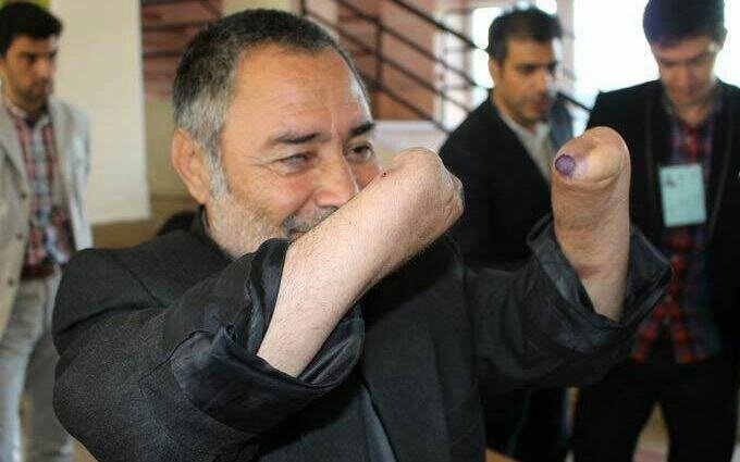 روایتی از صندوقهای رای زیر آتش خمپاره / اسلحه در یک دست و برگه رای در دستی دیگر