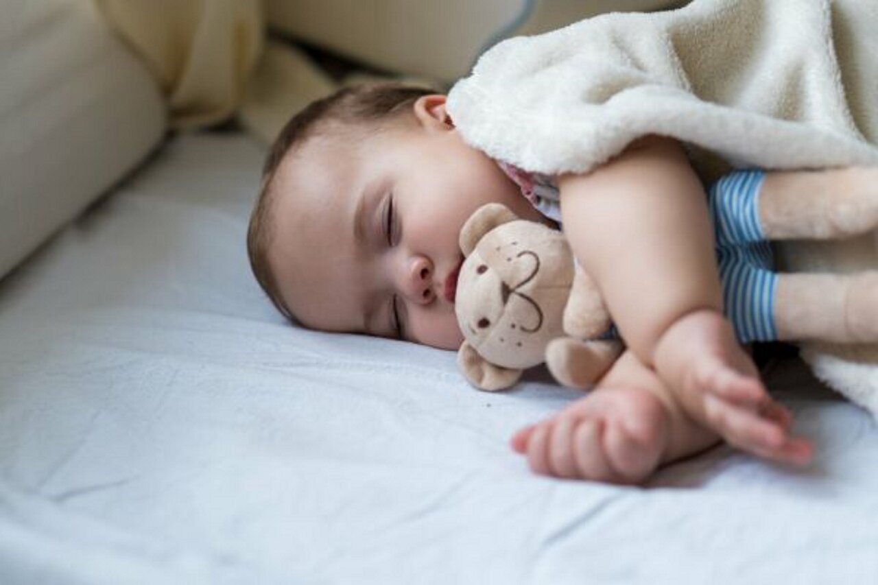 مقدار طبیعی خواب نوزاد چقدر است؟ + نکاتی برای بهتر شدن کیفیت خواب نوزاد