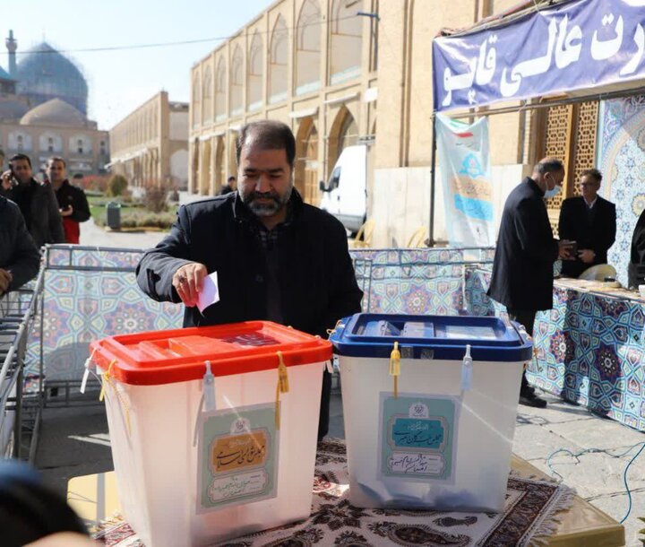 مشارکت در انتخابات به انقلاب و ایران کمک می‌کند