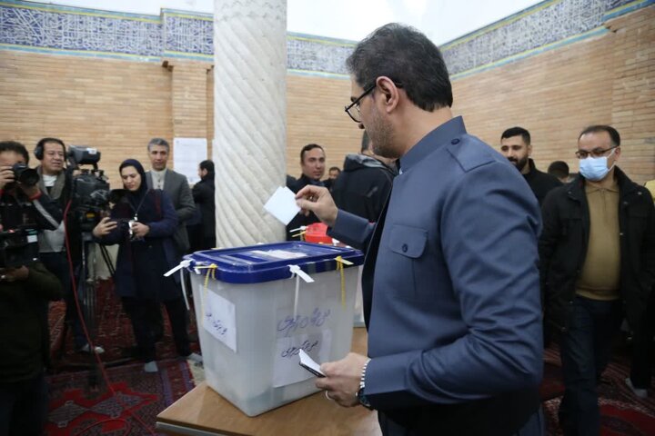 استاندار کردستان رای خود را به صندوق انداخت + فیلم