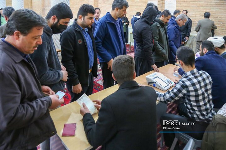 حضور مردم و استاندار کردستان در انتخابات