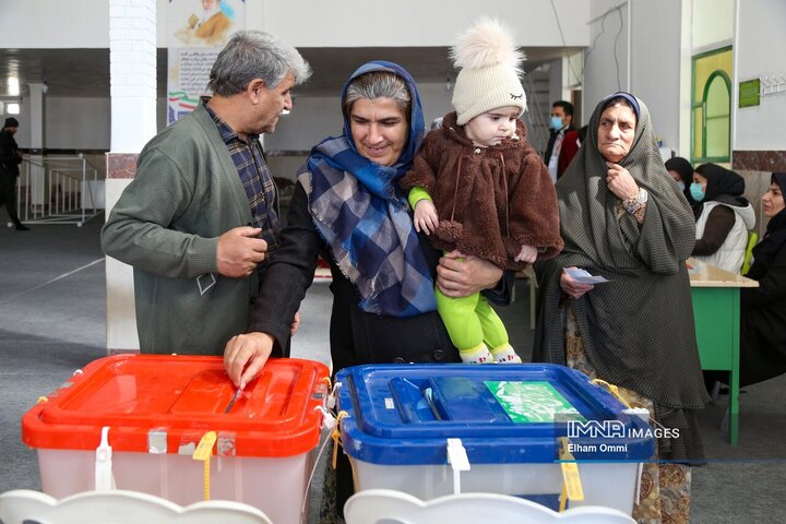 حضور مردم و استاندار کردستان در انتخابات
