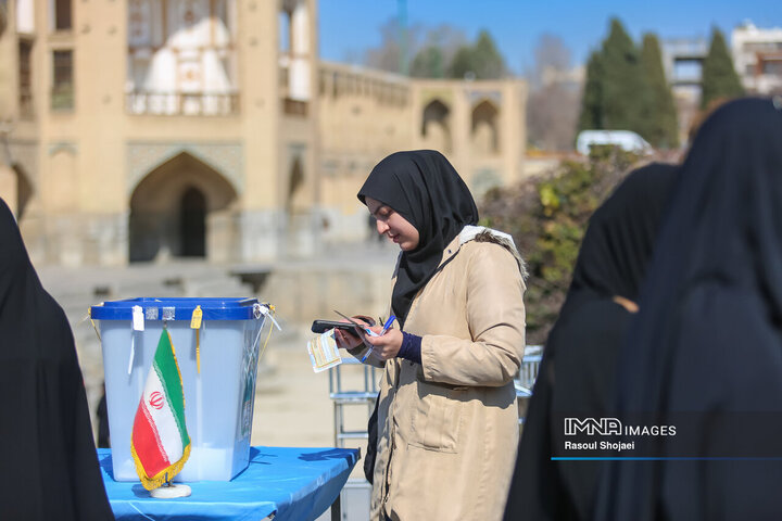 حماسه انتخاب مردم اصفهان در پل خواجو