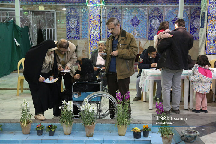 شور انتخابات در شعبه مسجد نورباران اصفهانPassionate Presence of Iranians in Iran's Parliamentary Election 2024