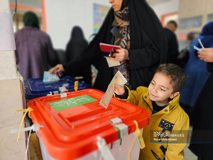 حضور مردم نجف آباد در انتخابات