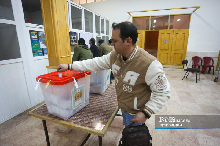 آخرین ساعات رأی گیری در اصفهان