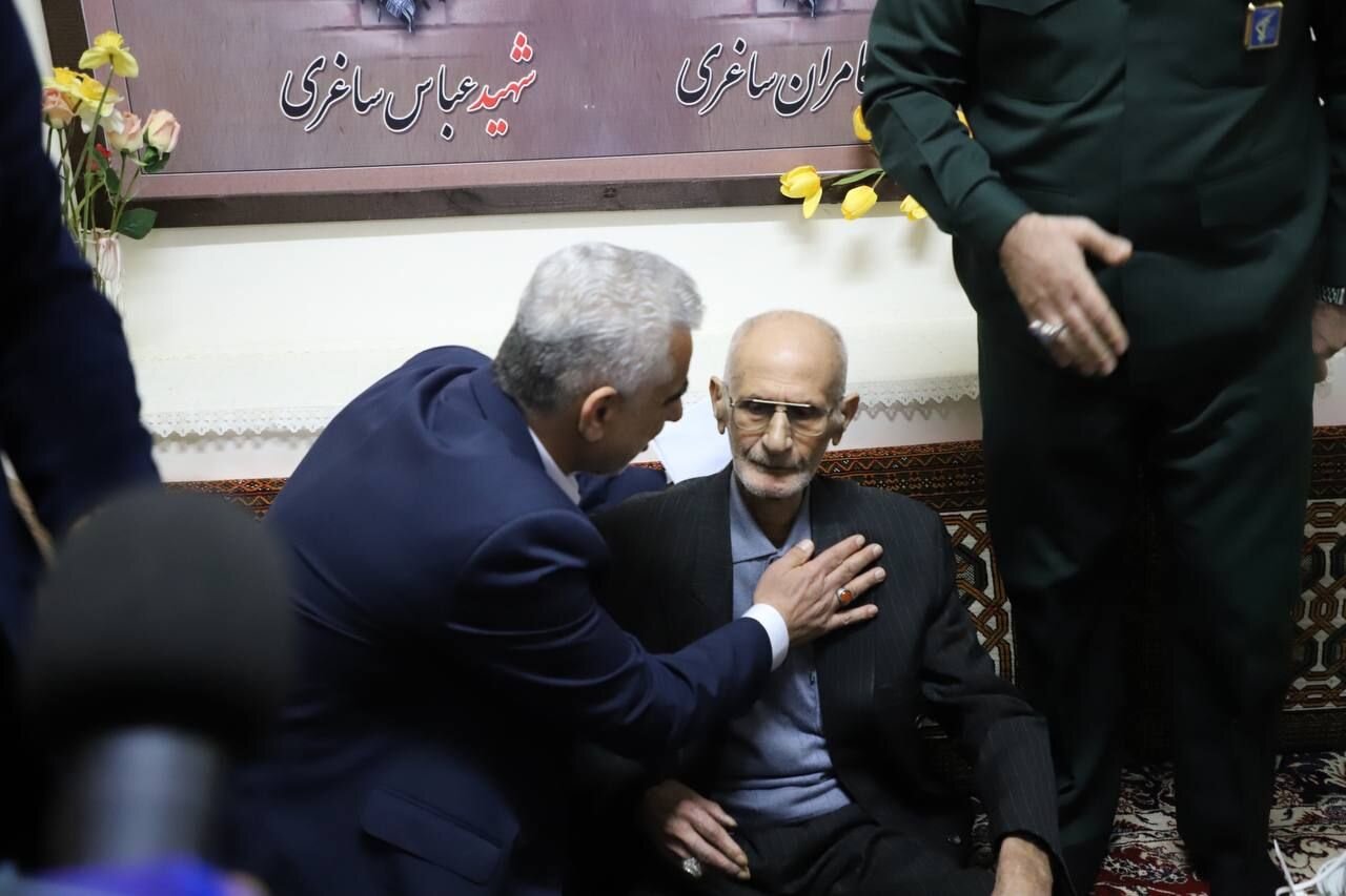 استاندار گیلان با حضور در منزل شهیدان ساغری رای خود را به صندوق انداخت