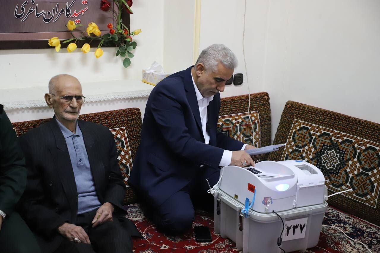 استاندار گیلان با حضور در منزل شهیدان ساغری رای خود را به صندوق انداخت