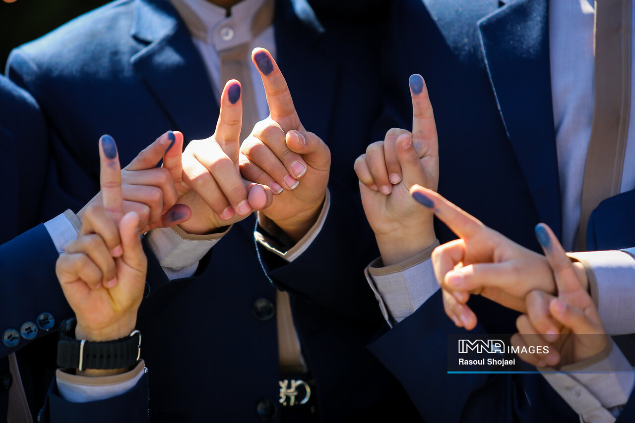 در سایه پرچم سه رنگ، همراه اشک و لبخند