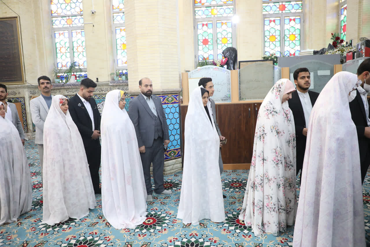 ۳۰ زوج جوان یزدی پای صندوق رای حاضر شدند