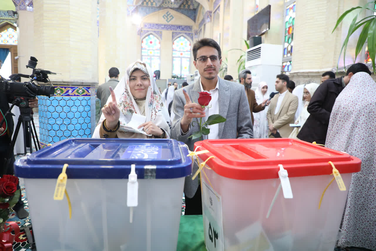 ۳۰ زوج جوان یزدی پای صندوق رای حاضر شدند