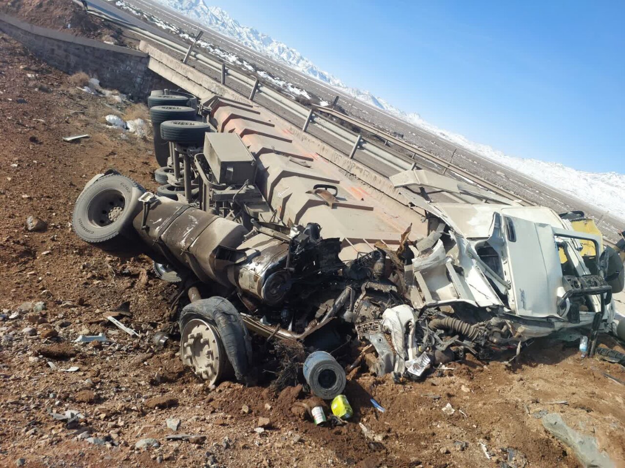 سقوط تریلر از پل در محور نائین - اردستان + عکس