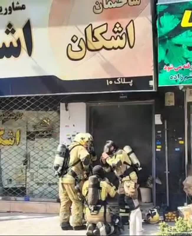 محبوس شدن ۳۰ نفر در دود / حریق پارکینگ ساختمان ۵ طبقه در تهرانپارس اطفا شد + عکس