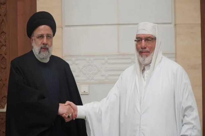 Iranian President Emphasizes Unity, Solidarity in Islamic World During Visit to Algerian Grand Mosque
