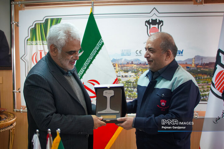 بازدید رئیس دانشگاه آزاد از کارخانه ذوب آهن اصفهان
