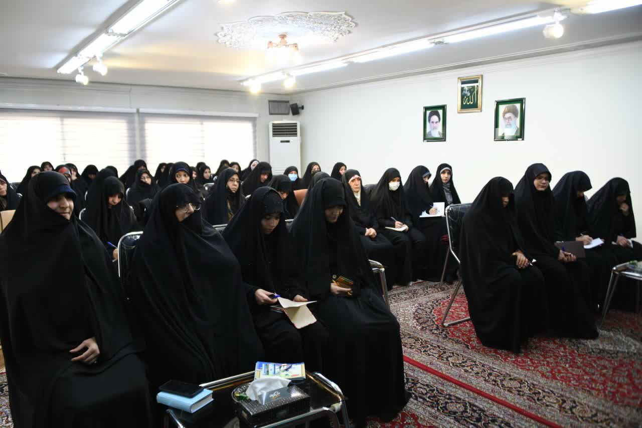 ورود گسترده، آگاهانه و مسلط به ابزارهای نوین، رسالت امروز مبلغان خواهر است