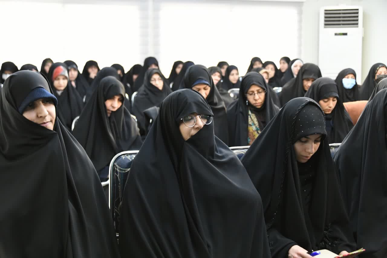 ورود گسترده، آگاهانه و مسلط به ابزارهای نوین، رسالت امروز مبلغان خواهر است