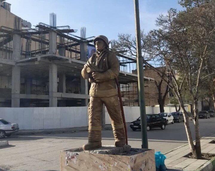 نصب تندیس آتش نشان در چهارراه آتش‌نشانی کرمانشاه