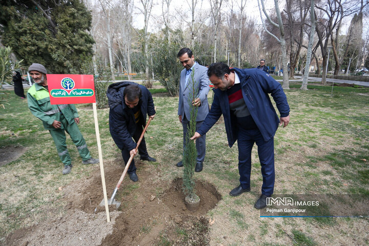 آیین آغاز کاشت 110 هزار درخت جدید در عرصه شهری