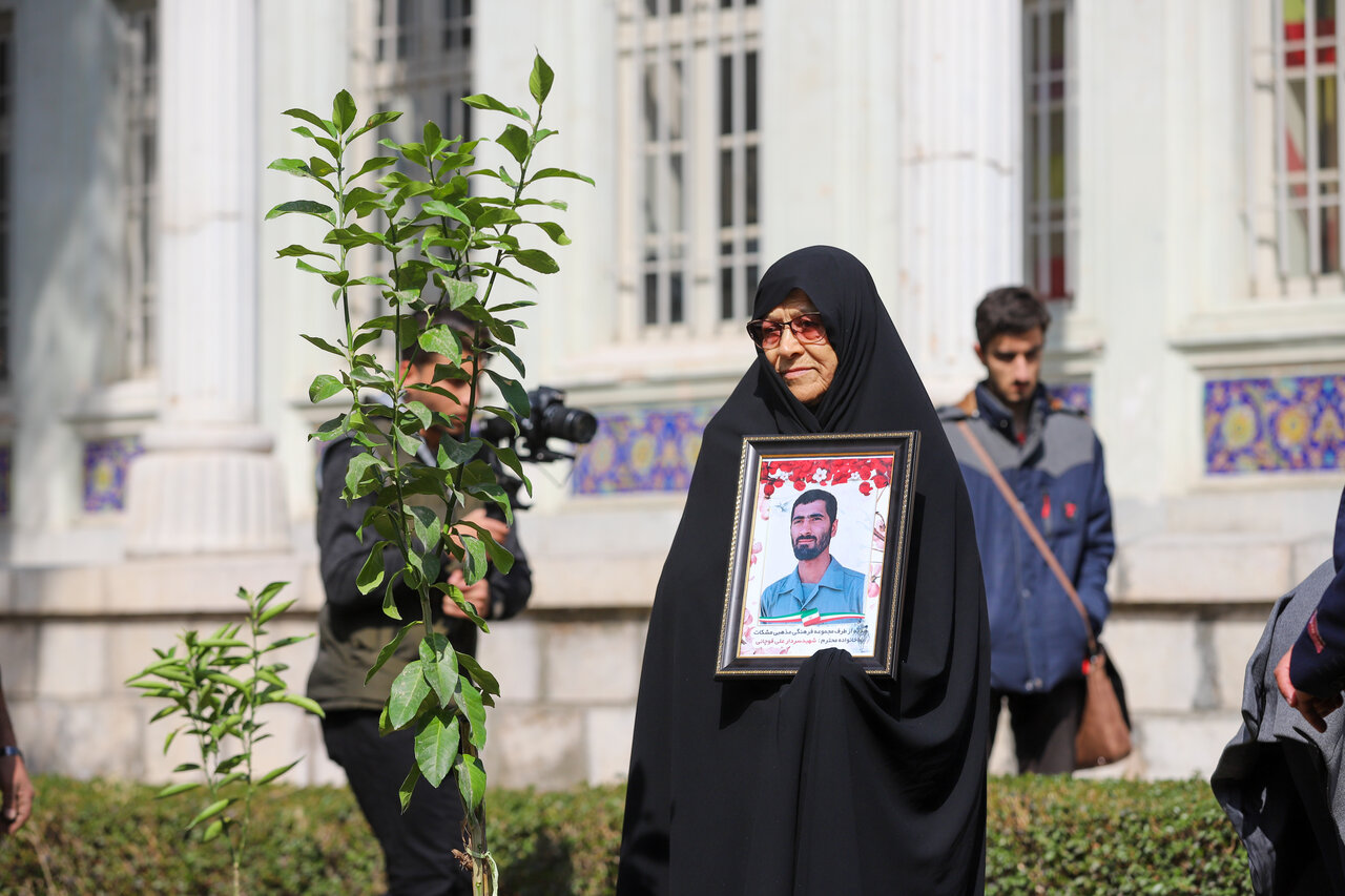 کاشت ۱۰ اصله نهال مثمر در دبیرستان هنرهای زیبا