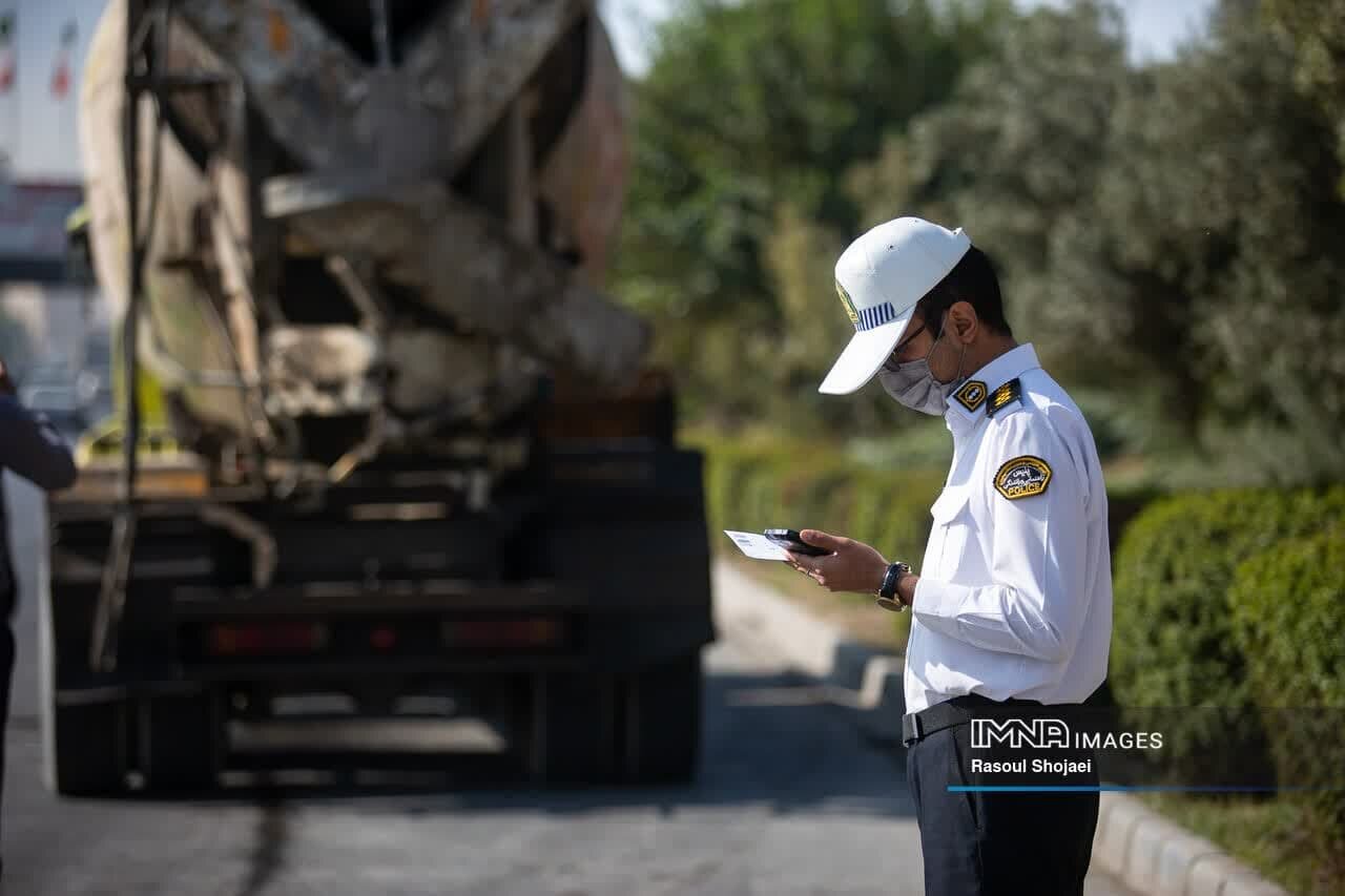 رانندگان حمل بار درون شهری نسبت به دریافت مجوز از سازمان بار اقدام کنند