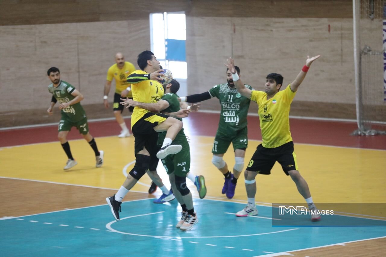 زردپوشان سپاهان مقابل هم در دربی اصفهان