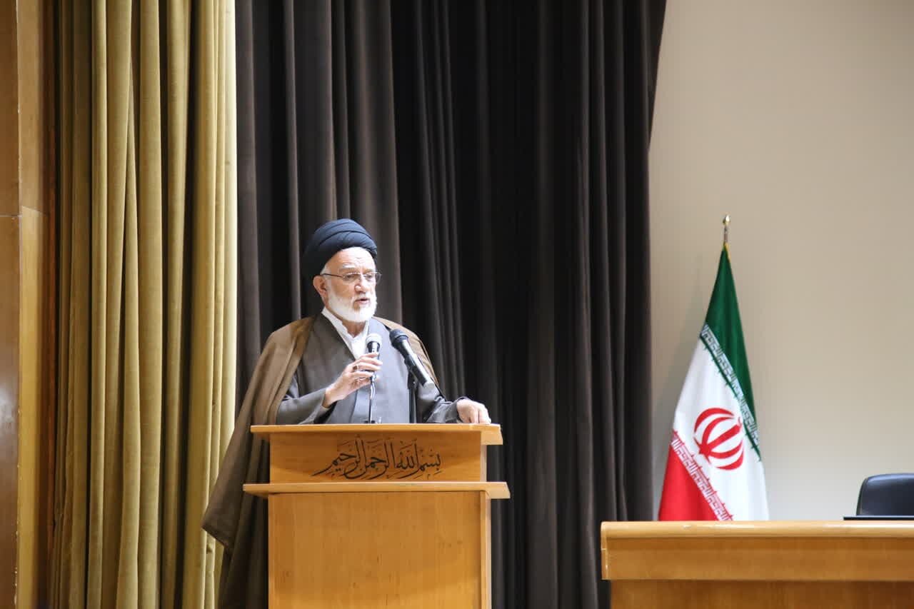 روحانی فاقد سواد رسانه‌ای و اجتماعی شایسته مطرح شدن نیست