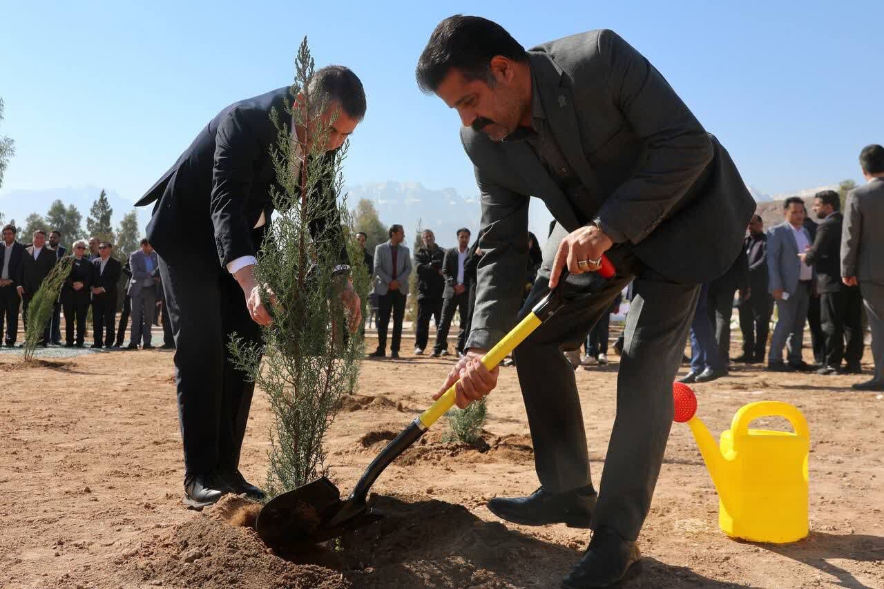 درختکاری سفرای کشورهای عضو اکو و ACD در یزد + عکس