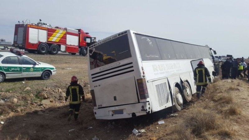 واژگونی اتوبوس ۱۵ مصدوم برجای گذاشت
