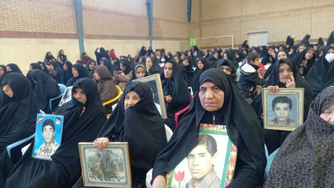 همه ما از برکت شهدا برخوردار هستیم