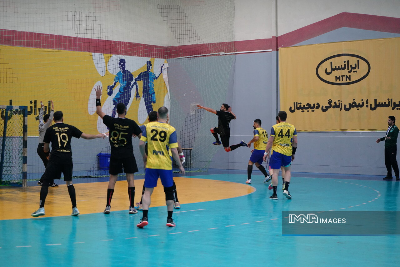 زردپوشان سپاهان مقابل هم در دربی اصفهان