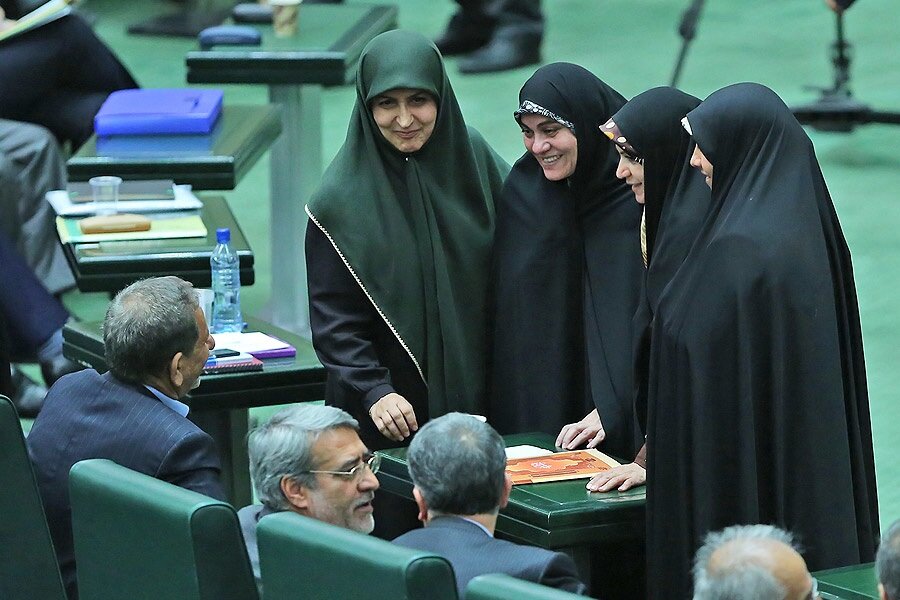 سهم بانوان از کرسیهای خانهی ملت چقدر بوده است؟