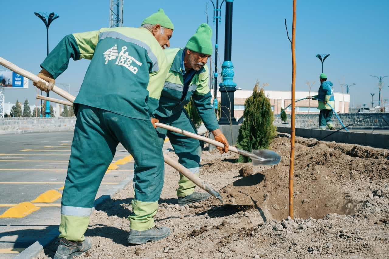 کاشت ۱۰۰ اصله درخت در فضای سبز نمایشگاه اصفهان به مناسبت هفته درختکاری