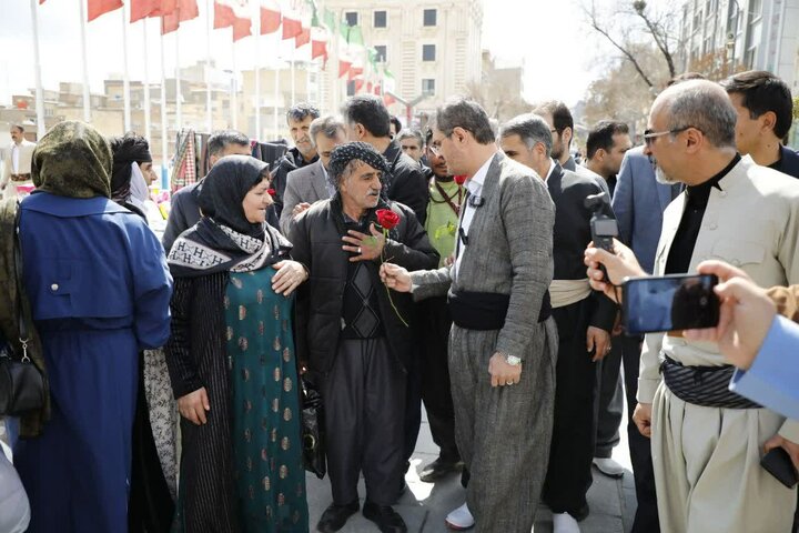 کردستانی‌ها با لباس کُردی در محل کار حاضر شدند