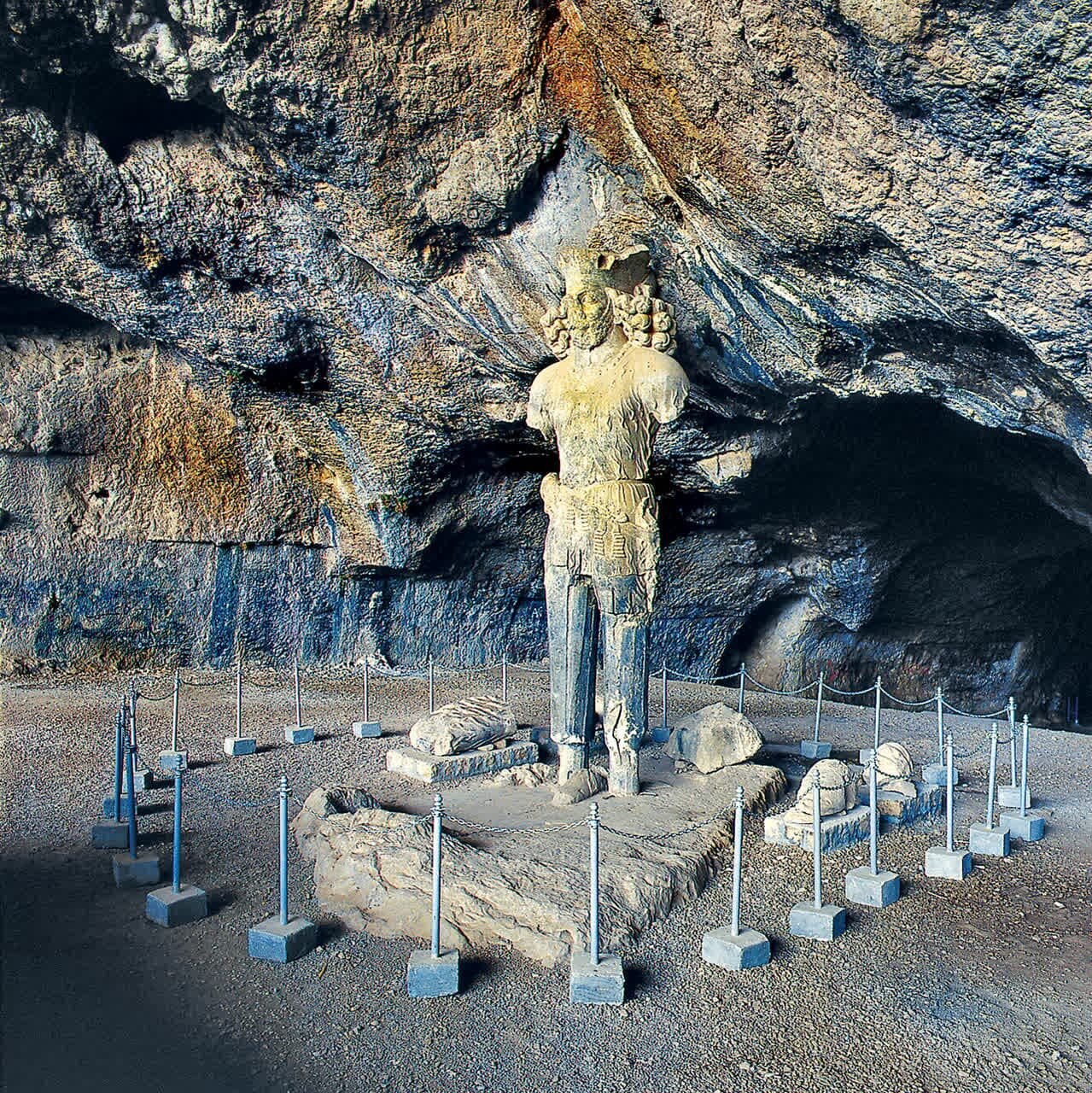 مجموعه غار شاپور و تنگ چوگان شهرستان کازرون ثبت ملی شد